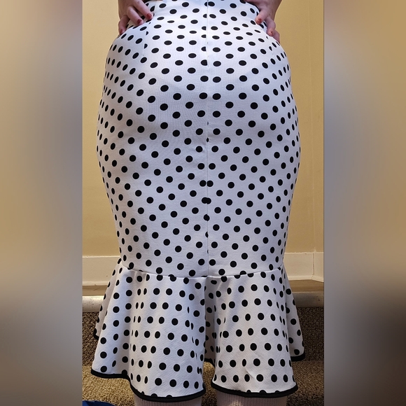 Retro White Skirt with Black polka dots and trim. Zip back. Size M/L - Picture 2 of 7